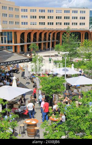 Frankreich, Puy de Dome, Clermont Ferrand, Place des Carmes, Restaurantterrasse mit dem Michelin-Hauptsitz im Hintergrund Stockfoto