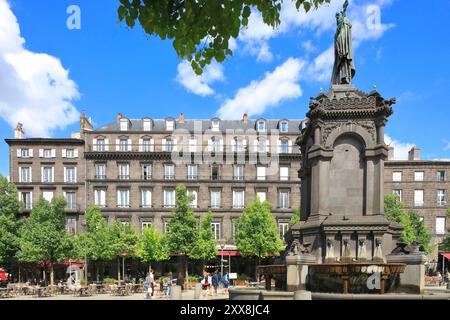 Frankreich, Puy de Dome, Clermont Ferrand, Place de la Victoire, Brunnen überragt von der Statue von Papst Urban II Stockfoto