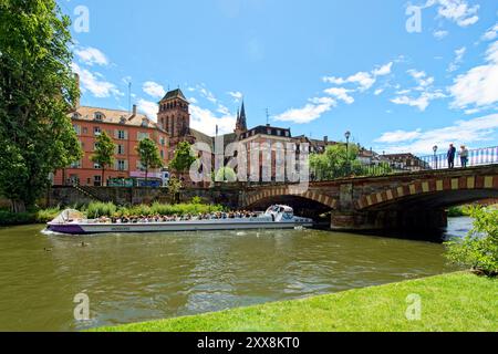 Frankreich, Bas Rhin, Straßburg, Altstadt, die von der UNESCO zum Weltkulturerbe erklärt wurde, Kuss-Brücke über den Fluss Ill und Kirche Saint Pierre le Vieux Stockfoto