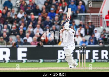 Manchester, Großbritannien. August 2024. #33, Mark Wood von England trifft es auf die Grenze für vier während des Spiels der Rothesay International Test Match Series zwischen England und Sri Lanka im Emirates Old Trafford, Manchester, England am 23. August 2024. Foto von Stuart Leggett. Nur redaktionelle Verwendung, Lizenz für kommerzielle Nutzung erforderlich. Keine Verwendung bei Wetten, Spielen oder Publikationen eines einzelnen Clubs/einer Liga/eines Spielers. Quelle: UK Sports Pics Ltd/Alamy Live News Stockfoto