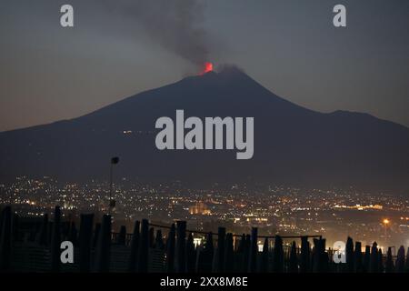 Eruption des Ätna von Catania aus gesehen auf der Insel Sizilien, Italien. Vulkanausbruch. Stockfoto