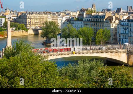 Frankreich, Paris, die Pont de la Tournelle mit den Tribünen der Olympischen Spiele 2024, die Ufer der seine, die zum UNESCO-Weltkulturerbe gehören Stockfoto