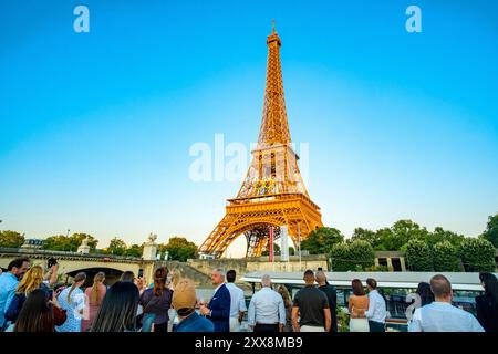 Frankreich, Paris, festliches Abendessen auf einem Kreuzfahrtschiff auf der seine für den 14. Juli mit Blick auf den Eiffelturm Stockfoto