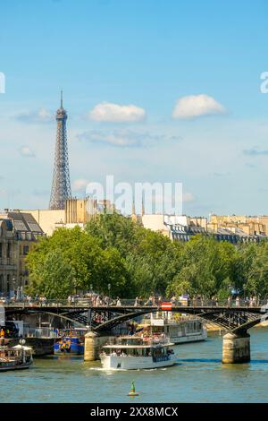 Frankreich, Paris, die Ufer der seine, die zum UNESCO-Weltkulturerbe gehören, der Eiffelturm und das Tor der Künste Stockfoto