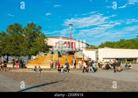 Frankreich, Paris, La Villette, Place de la Fontaine aux Lions, Cafe de la Musique Stockfoto