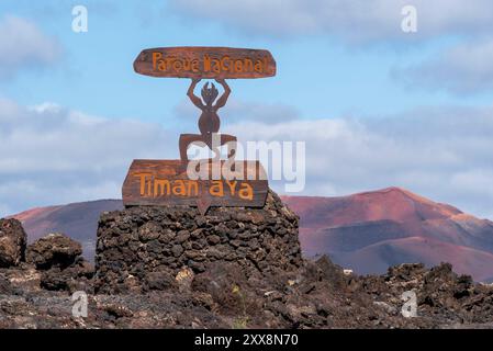 Spanien, Kanarische Inseln, Insel Lanzarote, Yaiza, Timanfaya Nationalpark, Eintritt in den Park, Schild entworfen von Cesar Manrique Stockfoto