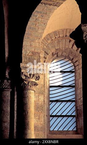 Frankreich, Aveyron, Conques, die als Les Plus Beaux Villages de France (die schönsten Dörfer Frankreichs) bezeichnet werden, machen Halt auf dem El Camino de Santiago, den Kapitellen der Abteikirche Sainte-Foy und den Buntglasfenstern von Pierre Soulages Stockfoto