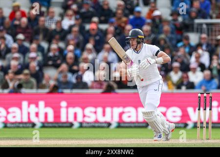 Manchester, Großbritannien. August 2024. #35, Matthew Potts von England im Kampf mit dem Schläger während des Spiels der Rothesay International Test Match Series zwischen England und Sri Lanka im Emirates Old Trafford, Manchester, England am 23. August 2024. Foto von Stuart Leggett. Nur redaktionelle Verwendung, Lizenz für kommerzielle Nutzung erforderlich. Keine Verwendung bei Wetten, Spielen oder Publikationen eines einzelnen Clubs/einer Liga/eines Spielers. Quelle: UK Sports Pics Ltd/Alamy Live News Stockfoto