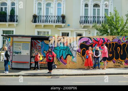 London, Großbritannien. Horten werden errichtet, um mehrere Millionen Pfund schwere Häuser vor Schäden zu schützen, da 3 Millionen Menschen am Karneval am 25. Und 26. August teilnehmen sollten Stockfoto