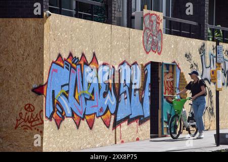 London, England, Großbritannien. August 2024. Geschäfte und Häuser werden vor dem Notting Hill Carnival, der am 25. Und 26. August stattfindet, an Bord gebracht. (Kreditbild: © Vuk Valcic/ZUMA Press Wire) NUR REDAKTIONELLE VERWENDUNG! Nicht für kommerzielle ZWECKE! Stockfoto