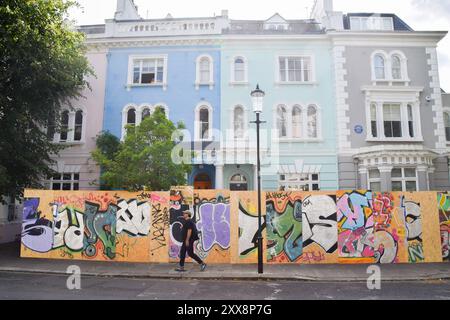 London, England, Großbritannien. August 2024. Wohnhäuser werden vor dem Notting Hill Carnival, der am 25. Und 26. August stattfindet, mit dem Eingang verschlossen. (Kreditbild: © Vuk Valcic/ZUMA Press Wire) NUR REDAKTIONELLE VERWENDUNG! Nicht für kommerzielle ZWECKE! Stockfoto