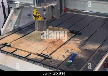 CNC-Fräsmaschine in Holzbearbeitung im Werk. Industrie Stockfoto