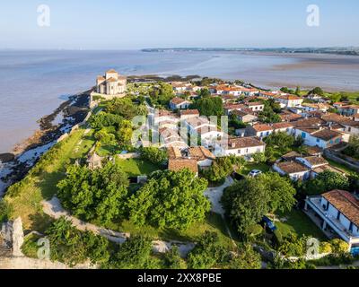 Frankreich, Charente-Maritime, Talmont-sur-Gironde, bezeichnet die schönsten Dörfer Frankreichs, das Dorf und die Kirche Sainte-Radegonde des zwölften Jahrhunderts (Luftaufnahme) Stockfoto