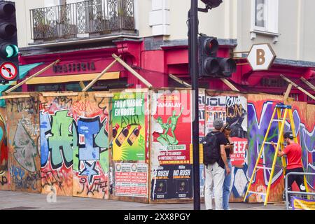 London, England, Großbritannien. August 2024. Geschäfte und Restaurants werden vor dem Notting Hill Carnival, der am 25. Und 26. August stattfindet, an Bord gebracht. (Kreditbild: © Vuk Valcic/ZUMA Press Wire) NUR REDAKTIONELLE VERWENDUNG! Nicht für kommerzielle ZWECKE! Stockfoto