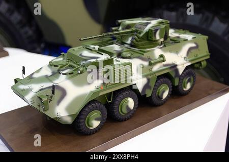 Minimodelle gepanzerter Personentransporter auf dem Ständer. Kiew Ukraine Stockfoto