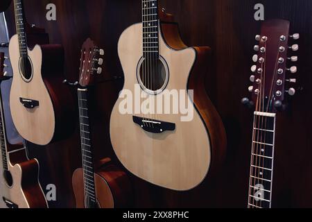 Mehrere Gitarren in einem Musikinstrumentenladen Stockfoto