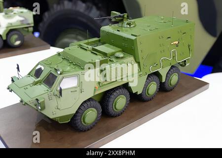 Minimodelle gepanzerter Personentransporter auf dem Ständer. Kiew Ukraine Stockfoto