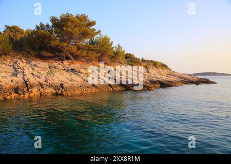 Blick auf die Küste der Insel Solta in Kroatien. Sonnenuntergang hell felsige Küste. Stockfoto