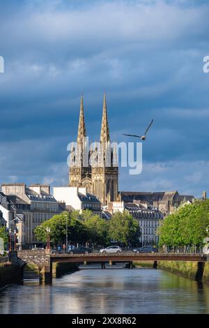 Frankreich, Finistere, Quimper, das Ufer des Flusses Odet und die Kathedrale Saint Corentin Stockfoto