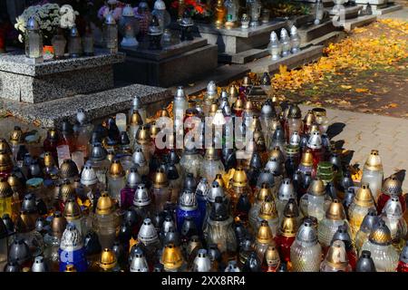 Friedhof in Polen. Blick auf die Znicz-Grabkerzen am Allerheiligen (Wszystkich Swietych auf Polnisch). Stockfoto