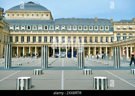 Frankreich, Paris, Palais Royal, Kunstwerk von Daniel Buren (1996) namens Les Deux Plateaux oder Spalten von Buren Stockfoto