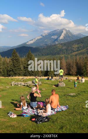 TATRA-BERGE, POLEN - 10. SEPTEMBER 2023: Touristen besuchen Rusinowa Polana im Tatrzanski-Park Narodowy (Tatra-Nationalpark) in Polen. Stockfoto