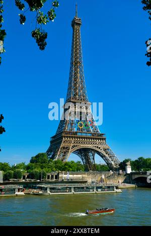 Frankreich, Paris, das von der UNESCO zum Weltkulturerbe erklärt wurde, der Eiffelturm und die Olympischen Ringe, die am 07/2024 zur Feier der Olympischen Spiele 2024 installiert wurden Stockfoto