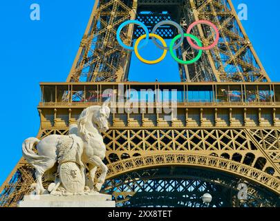 Frankreich, Paris, das von der UNESCO zum Weltkulturerbe erklärt wurde, der Eiffelturm und die Olympischen Ringe, die am 07/2024 zur Feier der Olympischen Spiele 2024 installiert wurden Stockfoto