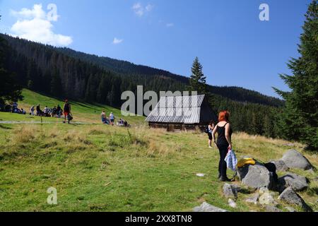 TATRA-BERGE, POLEN - 10. SEPTEMBER 2023: Touristen besuchen Rusinowa Polana im Tatrzanski-Park Narodowy (Tatra-Nationalpark) in Polen. Stockfoto