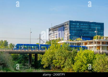 Frankreich, Herault, Montpellier, Viertel Port Marianne, Straßenbahndurchfahrt Stockfoto