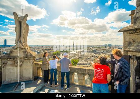 Frankreich, Paris, Viertel Les Halles, allgemeiner Blick von der Spitze des Saint Jacques Turms mit dem Eiffelturm Stockfoto