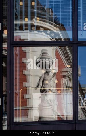 Norwegen, Oslo, St. Olaf Plassebereich, Fensterspiegelung Stockfoto