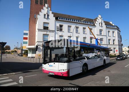 MÖNCHENGLADBACH, DEUTSCHLAND - 18. SEPTEMBER 2020: Bus mit öffentlichen Verkehrsmitteln in der Innenstadt von Mönchengladbach. Stockfoto