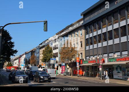 MÖNCHENGLADBACH, DEUTSCHLAND - 18. SEPTEMBER 2020: Autoverkehr in der Innenstadt von Mönchengladbach. Stockfoto