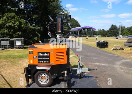 KEW, Großbritannien – 15. JULI 2019: Arbeiter bereiten die Ausrüstung für ein Musikfestival in Kew Gardens im Großraum London vor. Stockfoto