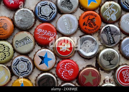 LONDON, Großbritannien - 13. JULI 2019: Mischbier und alkoholfreie Getränke Metallflaschen-Kappen in London Großbritannien. Stockfoto