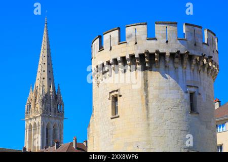 Frankreich, Calvados (14), Caen, Tour Le Roy im 14. Jahrhundert erbaut, ist eines der wichtigsten Überreste der Stadtbefestigung, mit dem Glockenturm der Kirche Saint-Pierre im Hintergrund Stockfoto