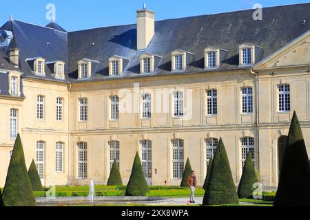 Frankreich, Calvados (14), Caen, im 11. Jahrhundert von Wilhelm dem Eroberer gegründete Damenabtei, in der sich das Grab seiner Frau (Matilda von Flandern) und heute auch das Hauptquartier des Normandischen Regionalrates, der Haupthof befindet Stockfoto