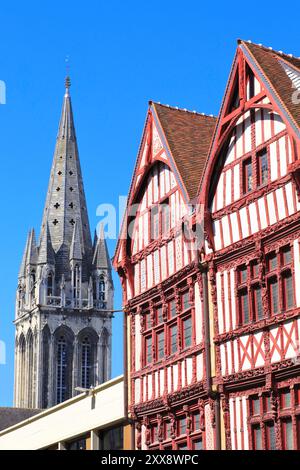 Frankreich, Calvados (14), Caen, Rue Froide 54 und 52, Fachwerkhäuser aus dem 16. Jahrhundert mit dem Glockenturm der Kirche Saint-Pierre im Hintergrund Stockfoto