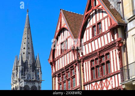 Frankreich, Calvados (14), Caen, Rue Froide 54 und 52, Fachwerkhäuser aus dem 16. Jahrhundert mit dem Glockenturm der Kirche Saint-Pierre im Hintergrund Stockfoto