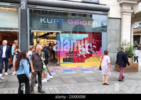 LONDON, Großbritannien - 14. JULI 2019: Modegeschäft der Marke Kurt Geiger in London, Großbritannien. Kurt Geiger ist eine britische Marke für Luxusschuhe und Accessoires. Stockfoto