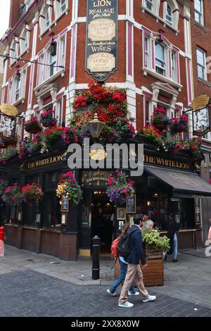 London, Großbritannien - 14. JULI 2019: The White Lion Pub in London. Es ist ein typisches Londoner Pub. In London gibt es mehr als 7.000 Pubs. Stockfoto