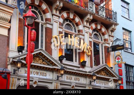 LONDON, Großbritannien - 14. JULI 2019: De Hems berühmter Pub in London Chinatown. Es ist ein typischer Londoner Pub. Es gibt mehr als 7.000 Pubs in London. Stockfoto