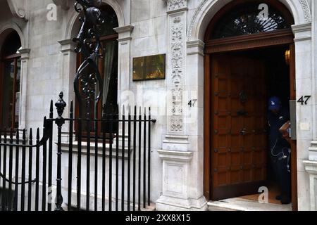 LONDON, Vereinigtes Königreich - 15. JULI 2019: J. Safra Sarasin private Schweizer Bank im Londoner Stadtteil Mayfair. London ist die bevölkerungsreichste Stadt und Metropole Stockfoto