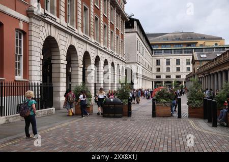 LONDON, Großbritannien - 14. JULI 2019: Besucher besuchen den Londoner Stadtteil Covent Garden. London ist mit 9.787 Jahren die bevölkerungsreichste Stadt und Metropolregion Großbritanniens Stockfoto