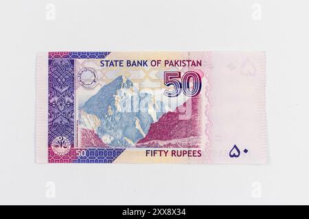 Pakistanische 50 Rupie lila Farbe Banknote Feathering K2 Porträt isoliert auf weißem Hintergrund Stockfoto