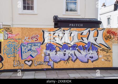 London, England, Großbritannien. August 2024. Die Geschäfte werden vor dem Notting Hill Carnival, der am 25. Und 26. August stattfindet, an Bord gebracht. (Kreditbild: © Vuk Valcic/ZUMA Press Wire) NUR REDAKTIONELLE VERWENDUNG! Nicht für kommerzielle ZWECKE! Stockfoto