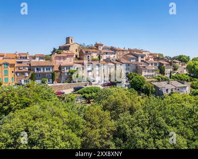 Frankreich, Var, Gassin, bezeichnet die schönsten Dörfer Frankreichs, das Dorf und die Kirche (aus der Vogelperspektive) Stockfoto