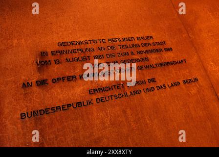 Berlin, Berliner Sehenswürdigkeiten, Mauer, hell, kalter Krieg, bunte, bunte Malerei, Farben, Ost-berlin, ehemalige Division, deutsche Geschichte, deutschland, Graffiti, historische Stätte, Manifestation, Erinnerung, die wichtigsten Sehenswürdigkeiten von berlin, deutschland, DDR, berliner mauer, berliner mauer, Berlin, das wiederentdeckte Stück der Berliner Mauer von 1961, Berliner Mauer, Teil der ehemaligen Berliner Mauer in der East Side Gallery, East Side Gallery, Teil der Berliner Mauer Kalter Krieg Reise historisches Berlin, Mauer, Kalter Krieg, historische, mauerfall, Architektur, Ost, DDR, Graffiti, mauer, Landschaftsreisen, Architektur, Barrieren, Stockfoto