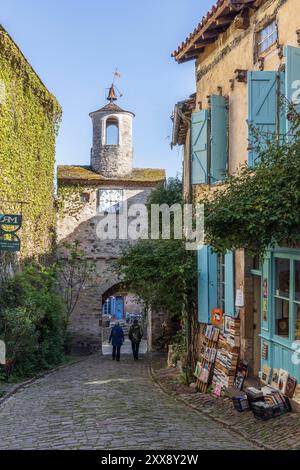 Frankreich, Tarn, Cordes-sur-Ciel, bezeichnet die schönsten Dörfer Frankreichs, Buchhandlung der Grand-Rue de la Barbacane in der mittelalterlichen Stadt und Porte de l'Horloge Stockfoto